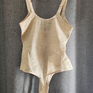 Chic Lace Shapewear Bodysuit in Cream